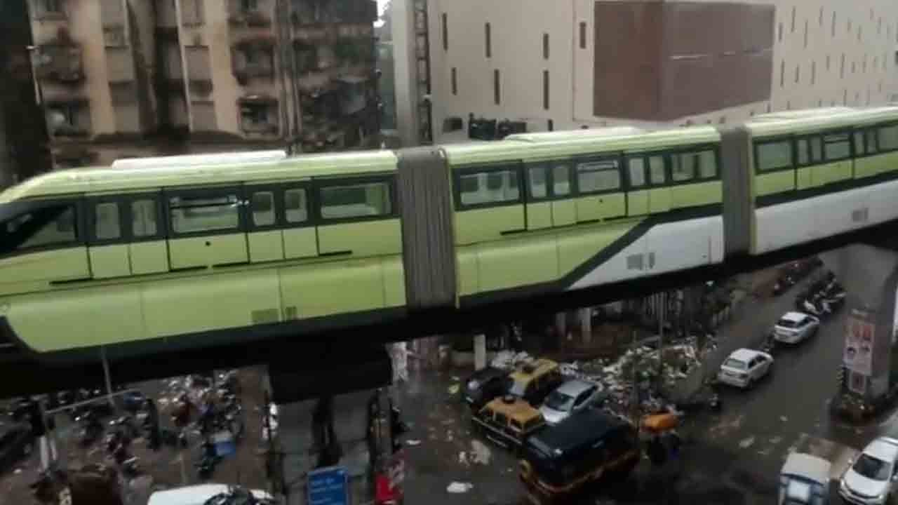 Mumbai Monorail | హఠాత్తుగా ఆగిపోయిన మోనో రైలు.. ప్రయాణికులు సేఫ్