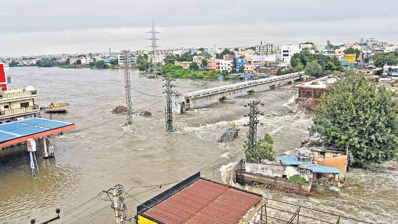 మూసీకి ఆకస్మిక వరదలు.. జంట జలాశయాల నుంచి ఒకేసారి రెండు టీఎంసీల నీరు విడుదల