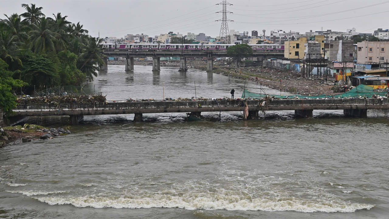 హైదరాబాద్‌ మూసీ వరద.. బస్తీ బతుకుల్లో బురద… ఫొటోలు