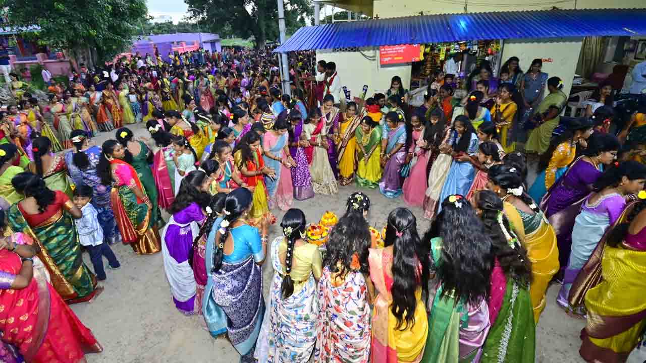 Bathukamma celebrations | నిజామాబాద్‌లో ఘనంగా బతుకమ్మ వేడుకలు..ఫొటో గ్యాలరీ