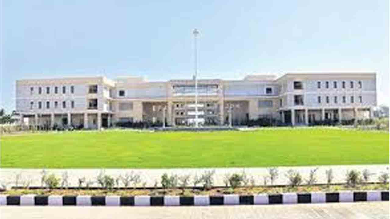 Suicide Attempt | కలెక్టరేట్ ఎదుట రైతు ఆత్మహత్యా యత్నం.. అడ్డుకున్న పోలీసులు