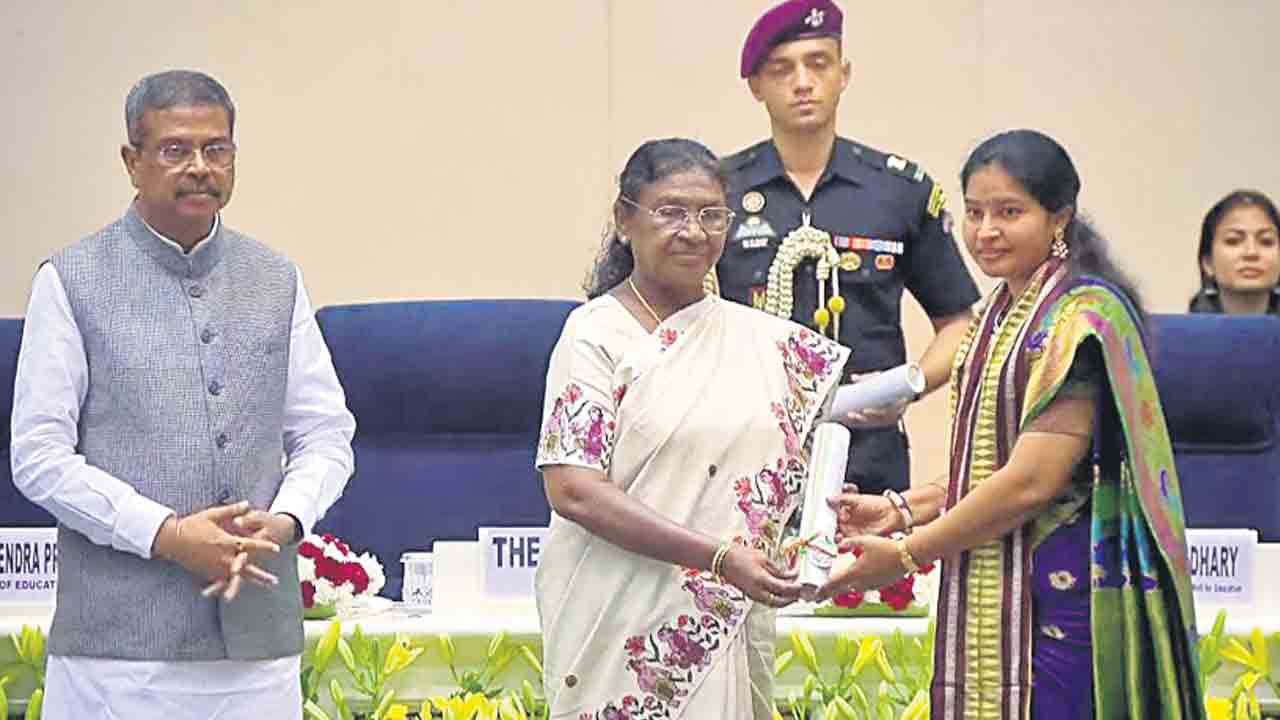 నేషనల్‌ బెస్ట్‌ టీచర్‌గా పవిత్ర