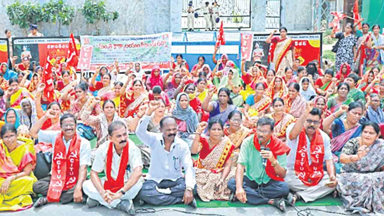 కదం తొక్కిన అంగన్వాడీలు