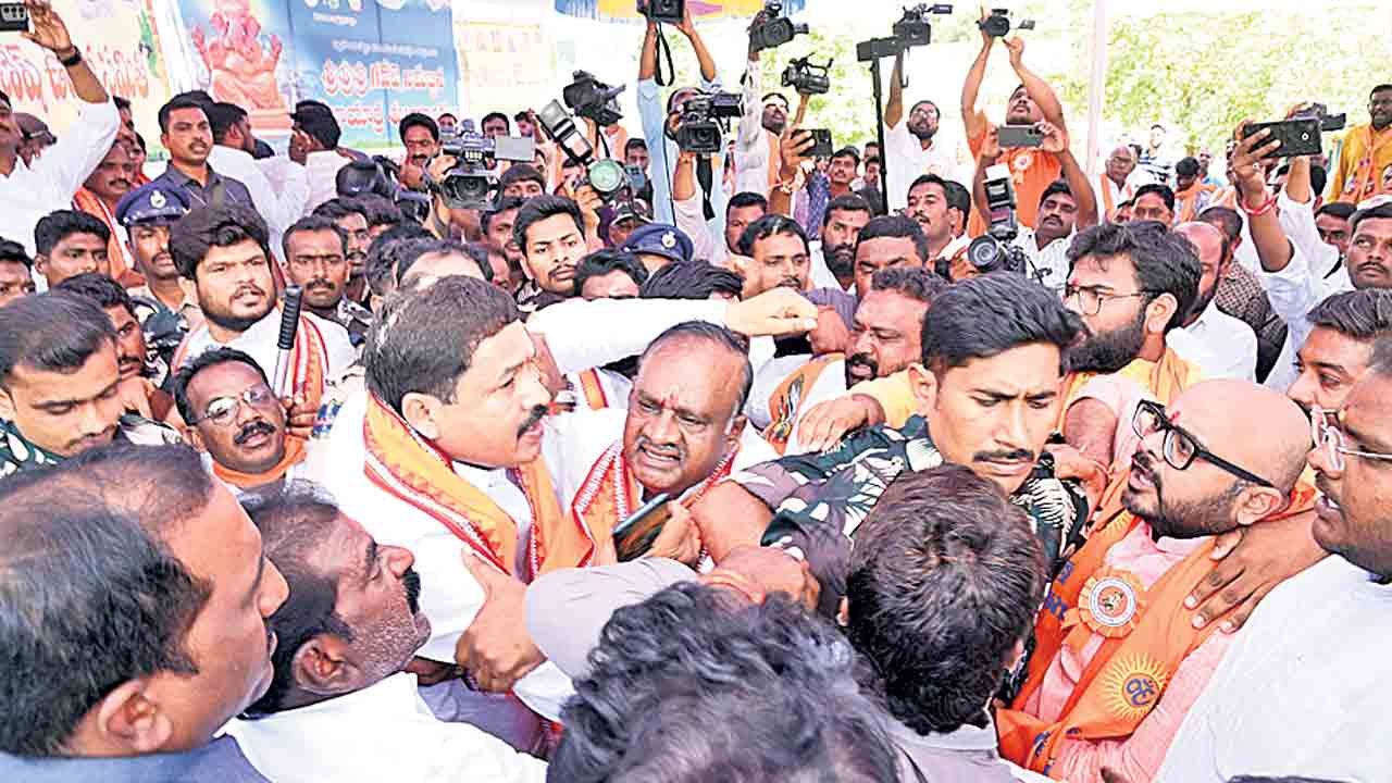 నల్లగొండ పాతబస్తీ.. వినాయకుడి వద్ద ఉద్రిక్తత