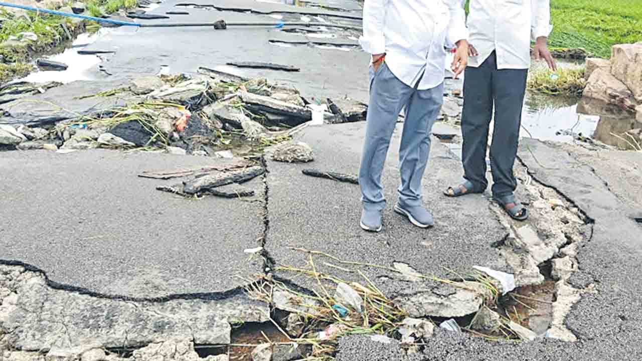 భారీ వర్షాలకు దెబ్బతిన్న దారులు, వంతెనలు రోడ్లు అధ్వానం