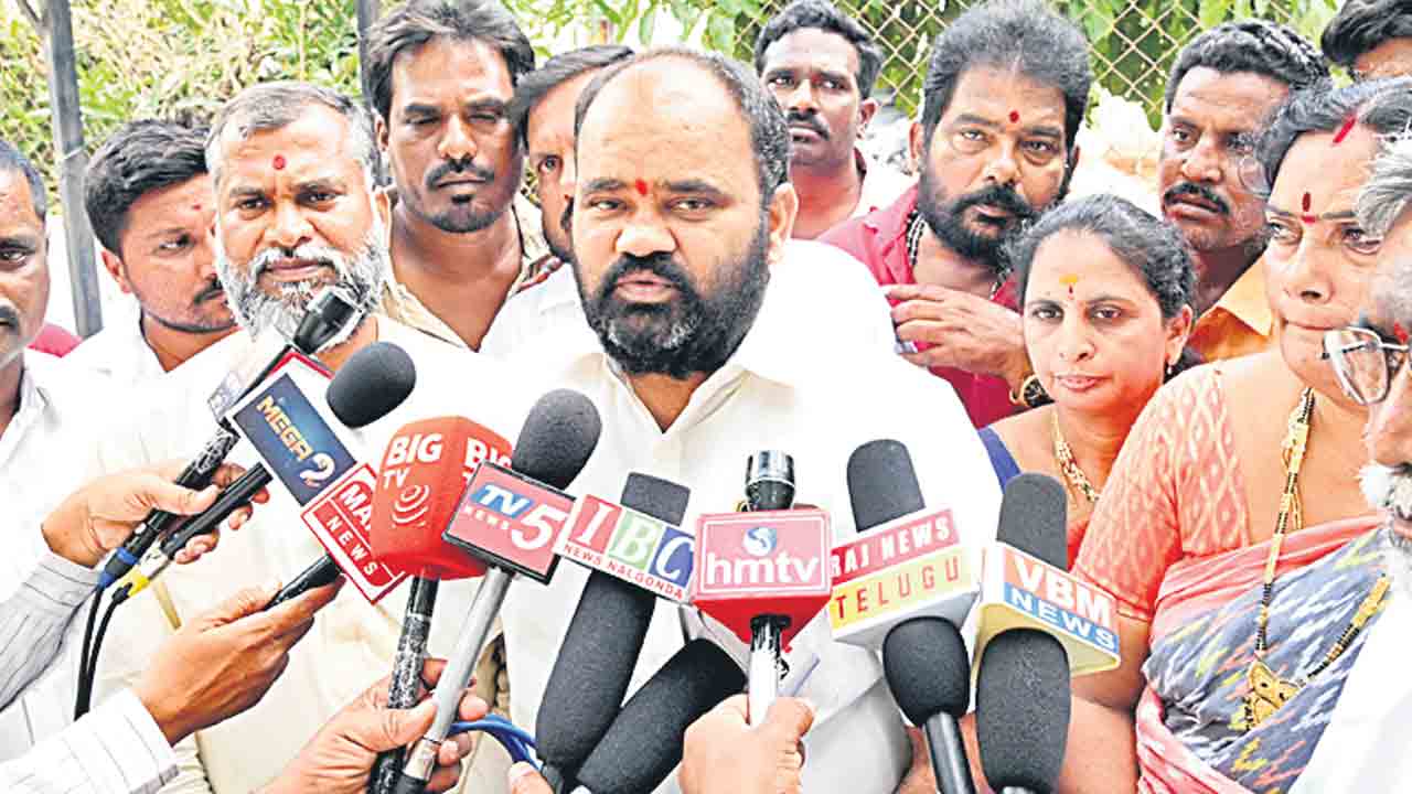 పోలీసులా..కాంగ్రెస్‌ కార్యకర్తలా..!