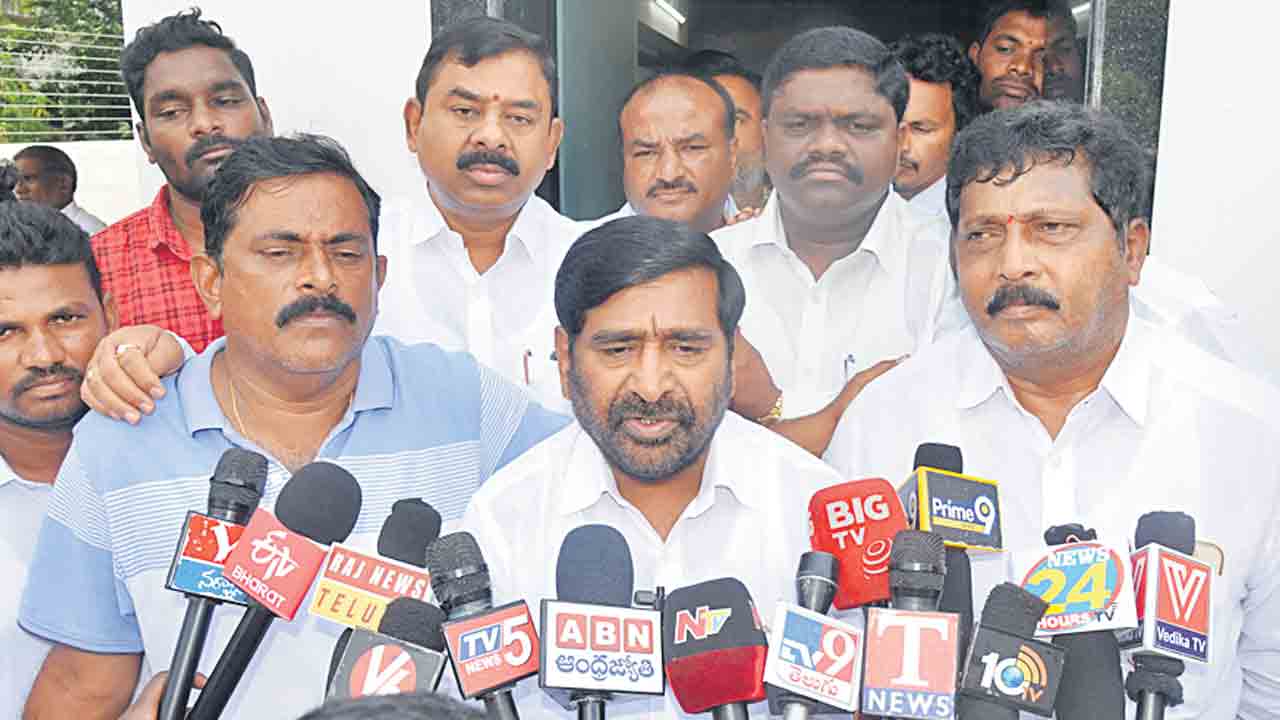 రాష్ట్రంలో పోలీసు రాజ్యం