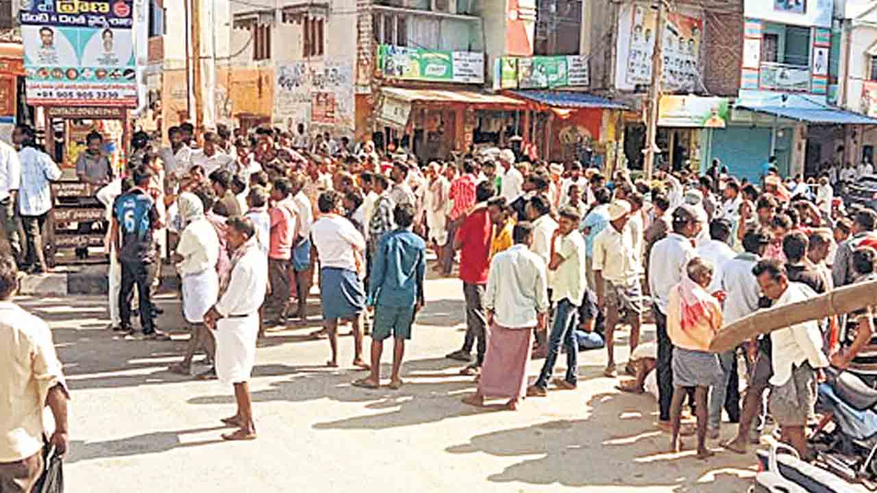 వీడని యూరియా కష్టాలు