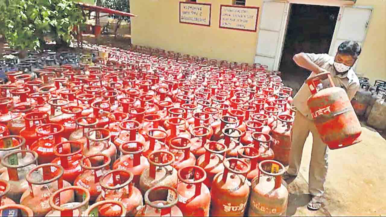 గ్యాస్‌ బండ.. గుదిబండే!