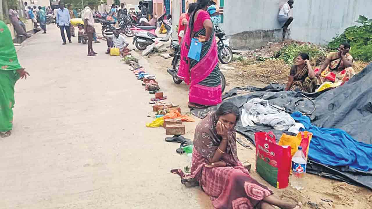 యూరియా కోసం రోడ్డెక్కిన అన్నదాతలు