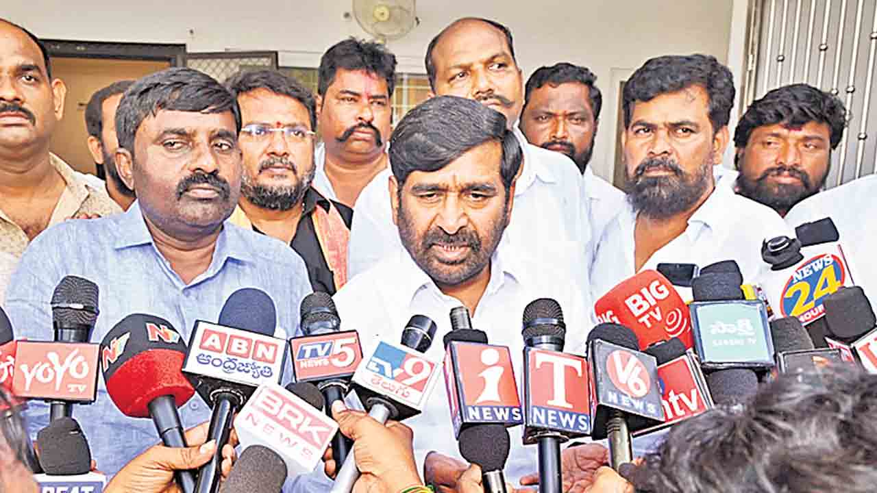 పాలనపై పరిజ్ఞానం లేక సత్తెనాశ్‌ చేస్తుండ్రు