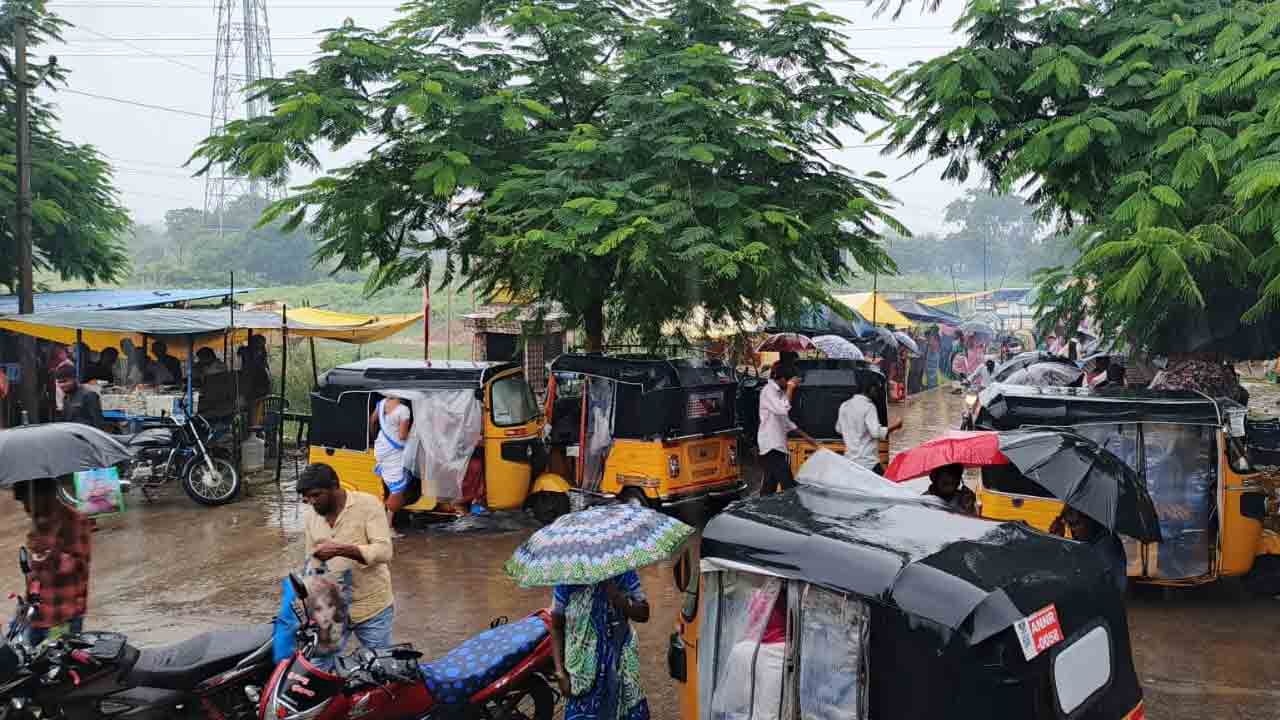 ఉమ్మడి మండలంలో ఎడతెరిపి లేకుండా వర్షం.. సంతలో ఇబ్బందులు పడ్డ ప్రజలు