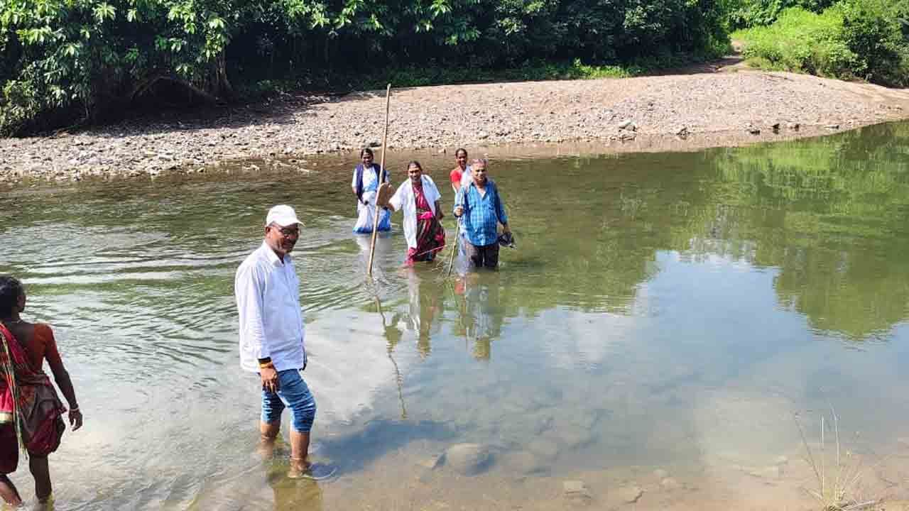 Adilabad | వైద్యం అందించాలంటే… వాగు దాటాల్సిందే ?