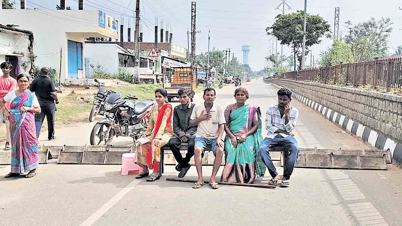 దివ్యాంగుడి ఇంటిపై కాంగ్రెస్‌ నేత వీరంగం