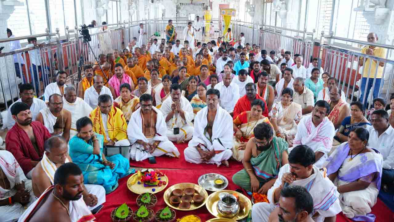 Navratri Utsavalu | జగన్మాతను అర్చిస్తే ఆధ్యాత్మిక జ్ఞానం సిద్ధిస్తుంది : శ్రీ మధుసూదనానంద స్వామిజీ