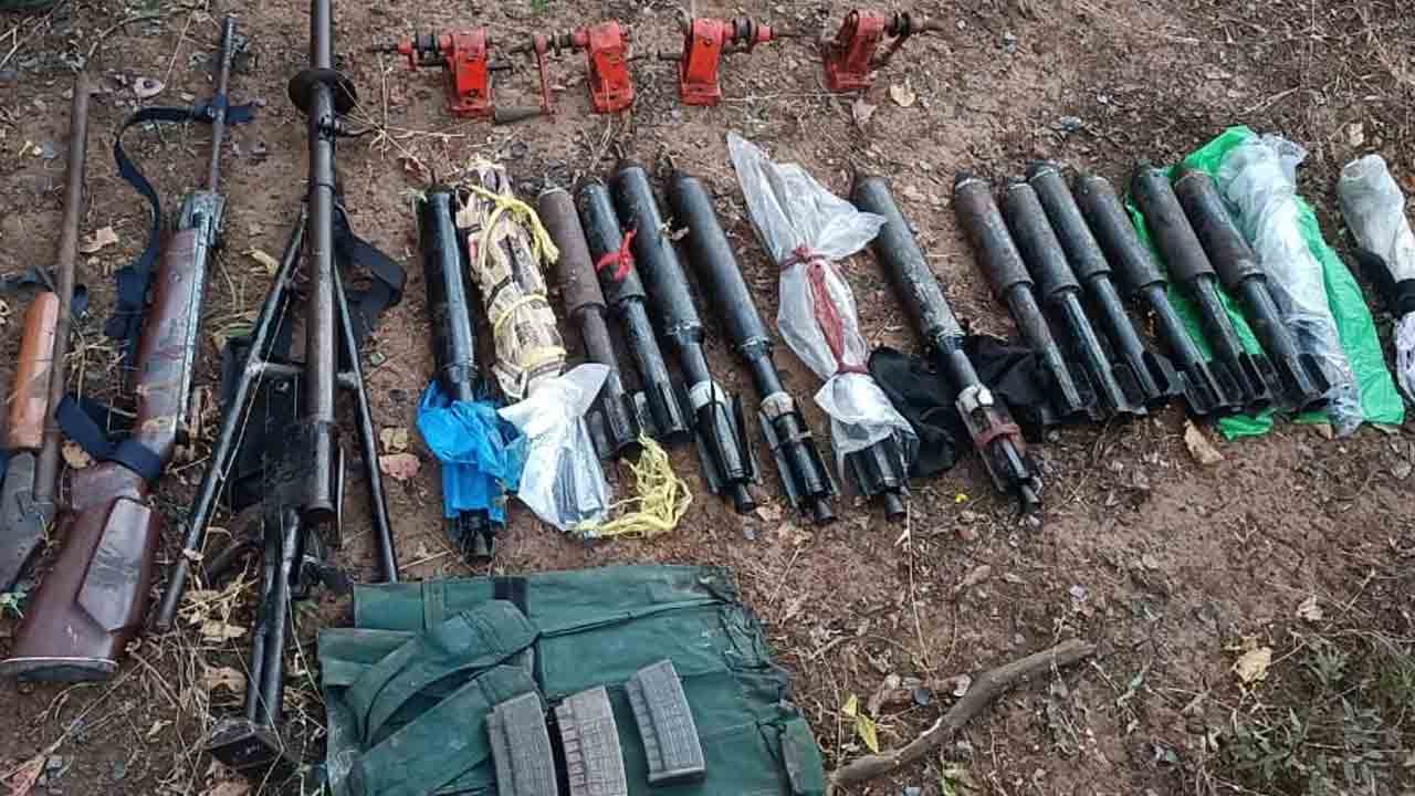 నక్సల్స్‌ ఆయుధ ఫ్యాక్టరీ ధ్వంసం.. ఛత్తీస్‌గఢ్‌లో భారీ డంప్‌ స్వాధీనం