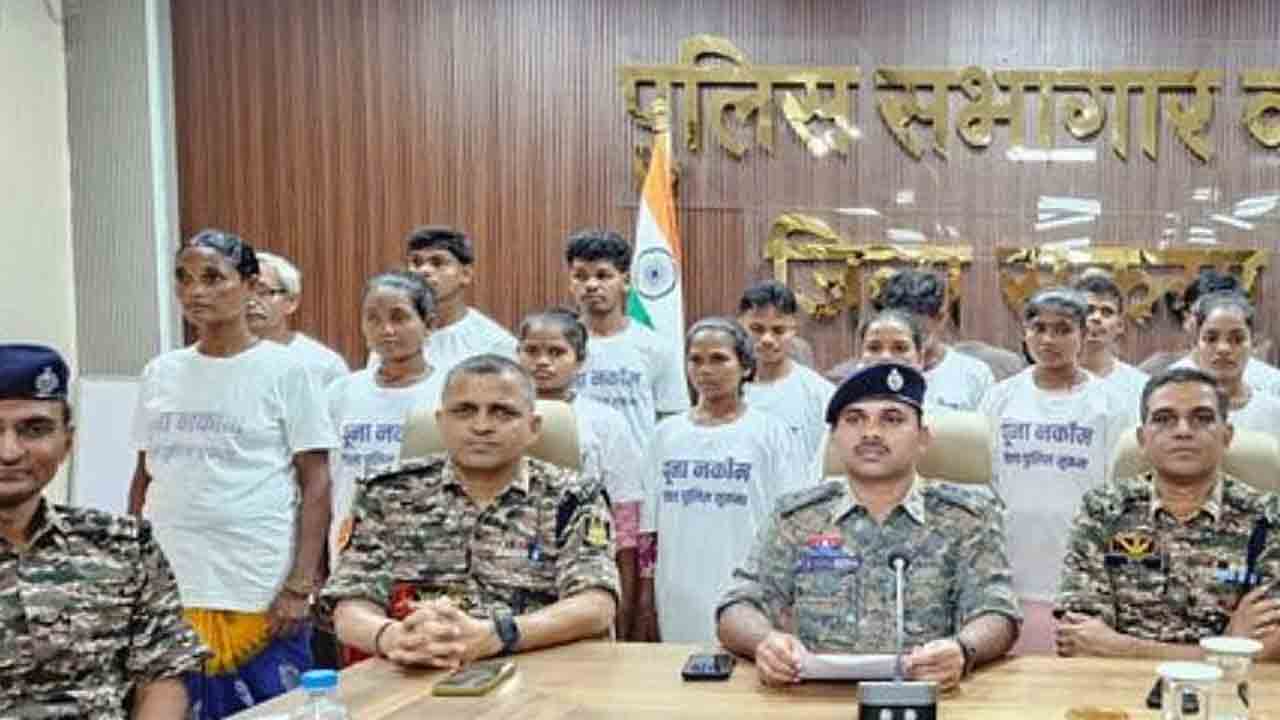 Naxalites | 20 మంది మావోయిస్టులు లొంగుబాటు