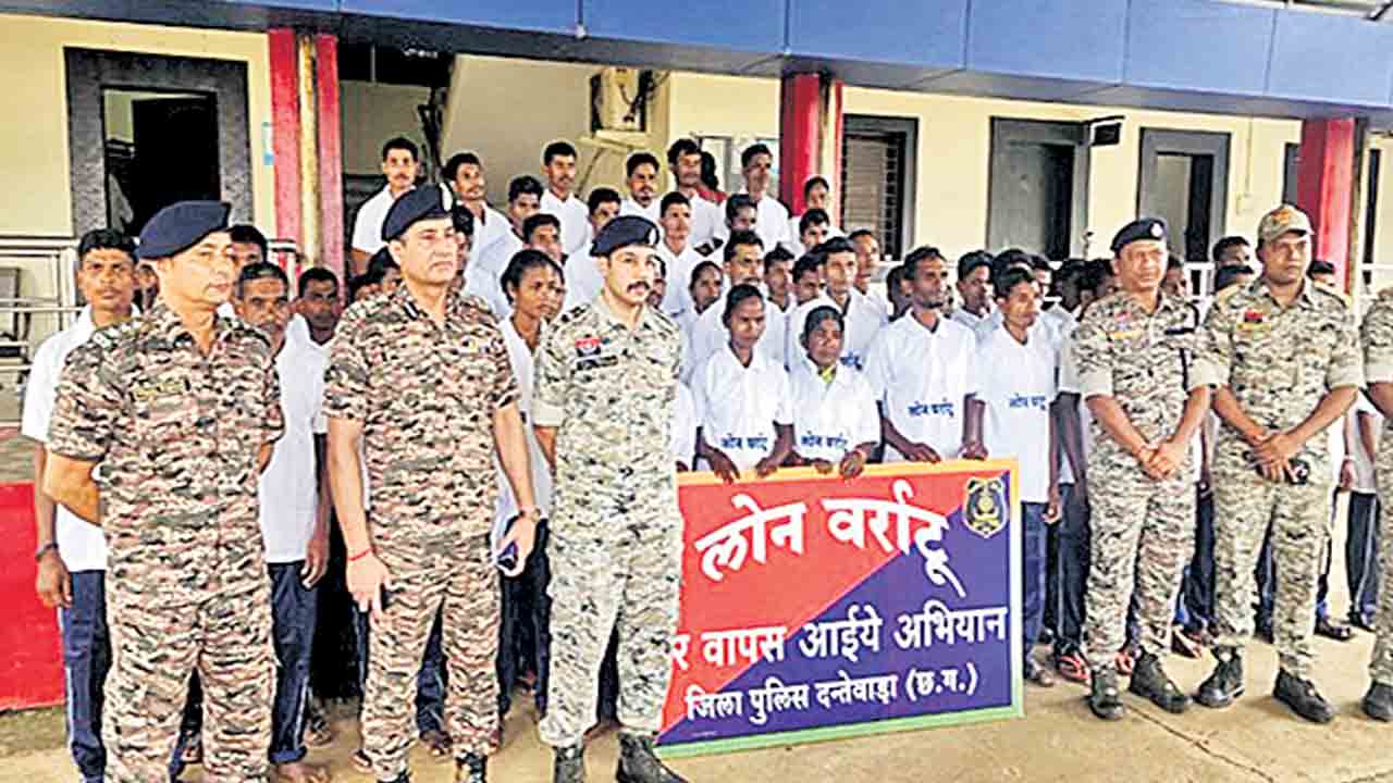 71 మంది నక్సల్స్‌ లొంగుబాటు