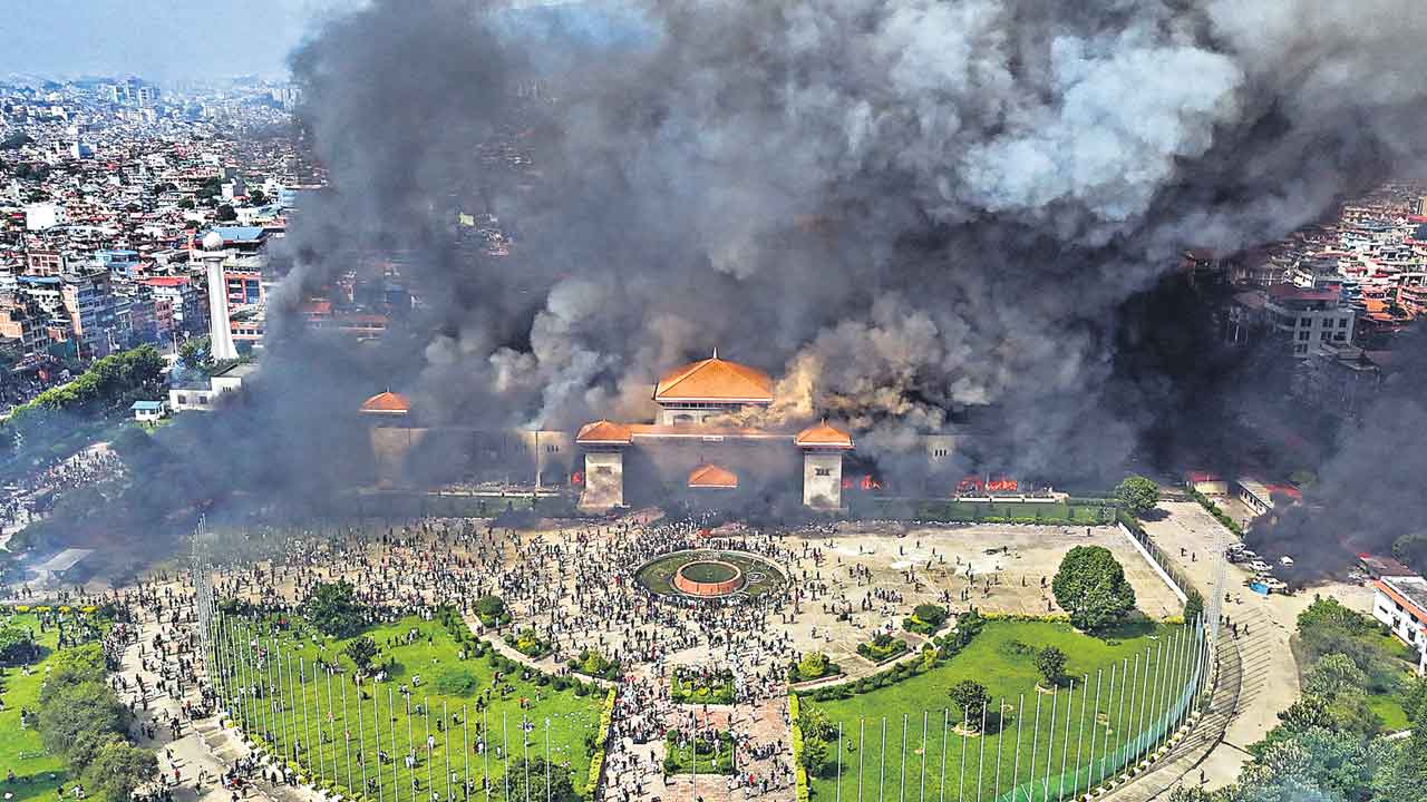 మంటల్లో హిమాలయ దేశం.. నేపాల్‌లోఉధృతమైన జనరేషన్‌ జెడ్‌ ఆందోళనలు
