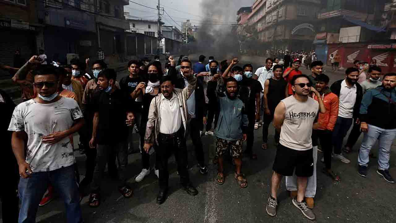 Nepal | ఆగని ఆందోళనలు.. ఓలి రాజీనామాకు డిమాండ్‌.. మాజీ ప్రధాని ఇంటిని ధ్వంసం చేసిన నిరసనకారులు