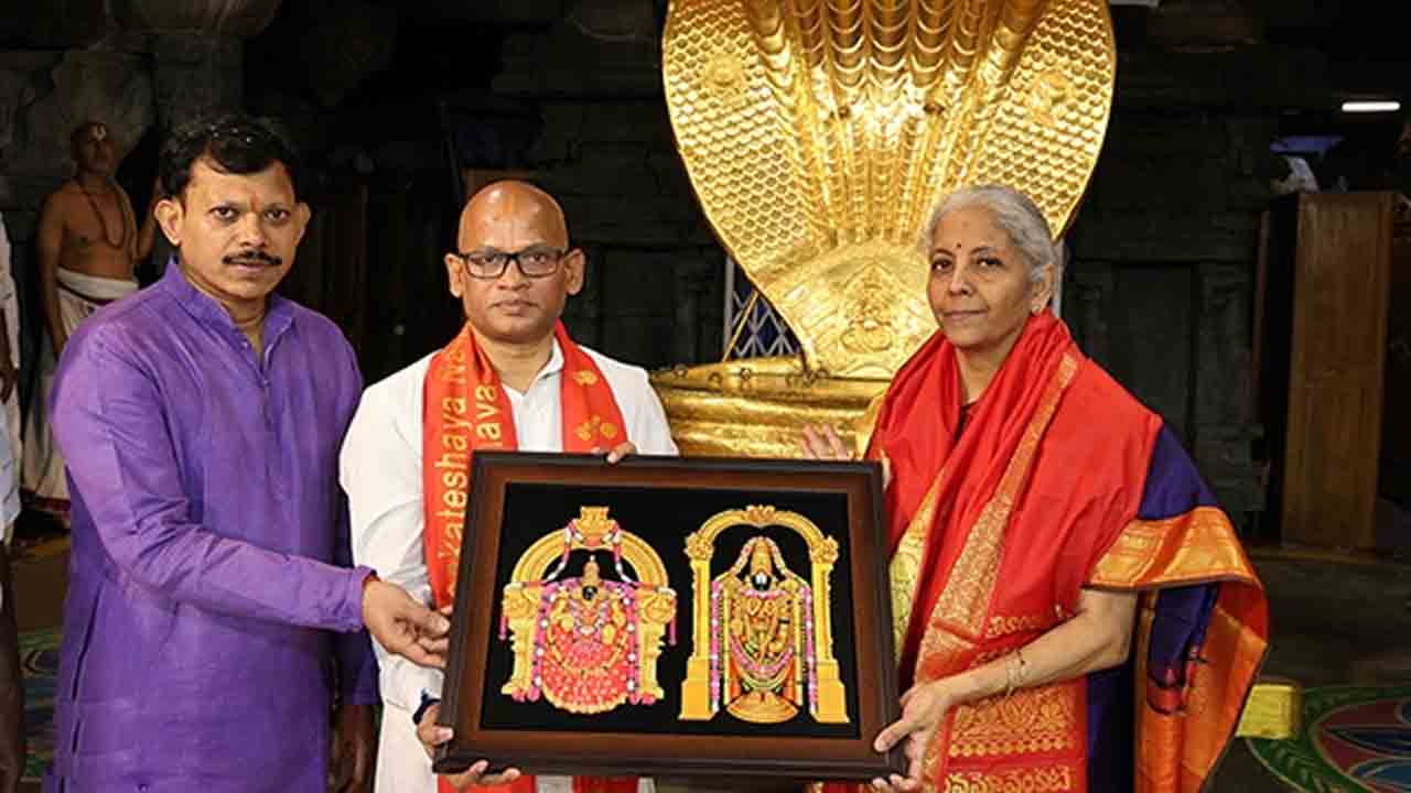 Nirmala Sitharaman | తిరుమలలో శ్రీవారిని దర్శించుకున్న కేంద్ర మంత్రి నిర్మలా సీతారామన్‌