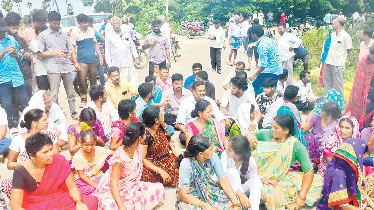 రైతులను వెంటాడుతున్న యూరియా కష్టాలు