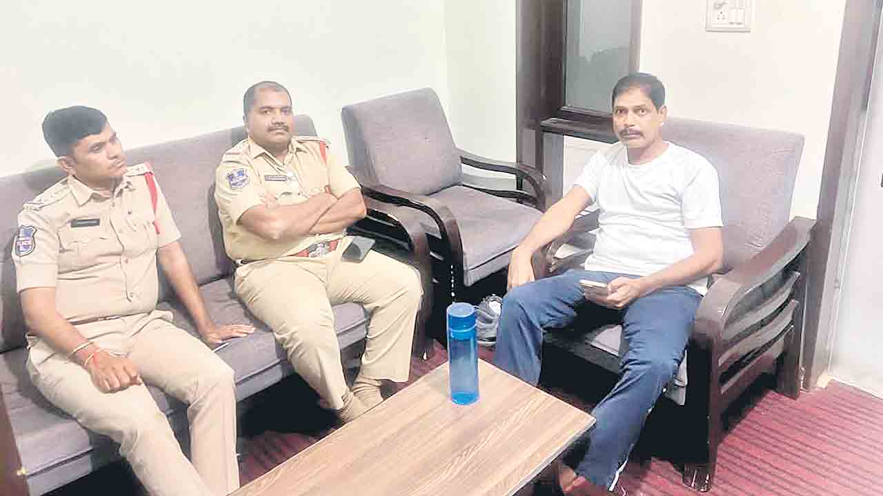 అడుగడుగునా నిర్బంధాలు