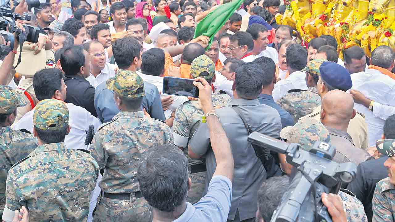 అదిదేవుడి సాక్షిగా..ఆధిపత్య సోరు..