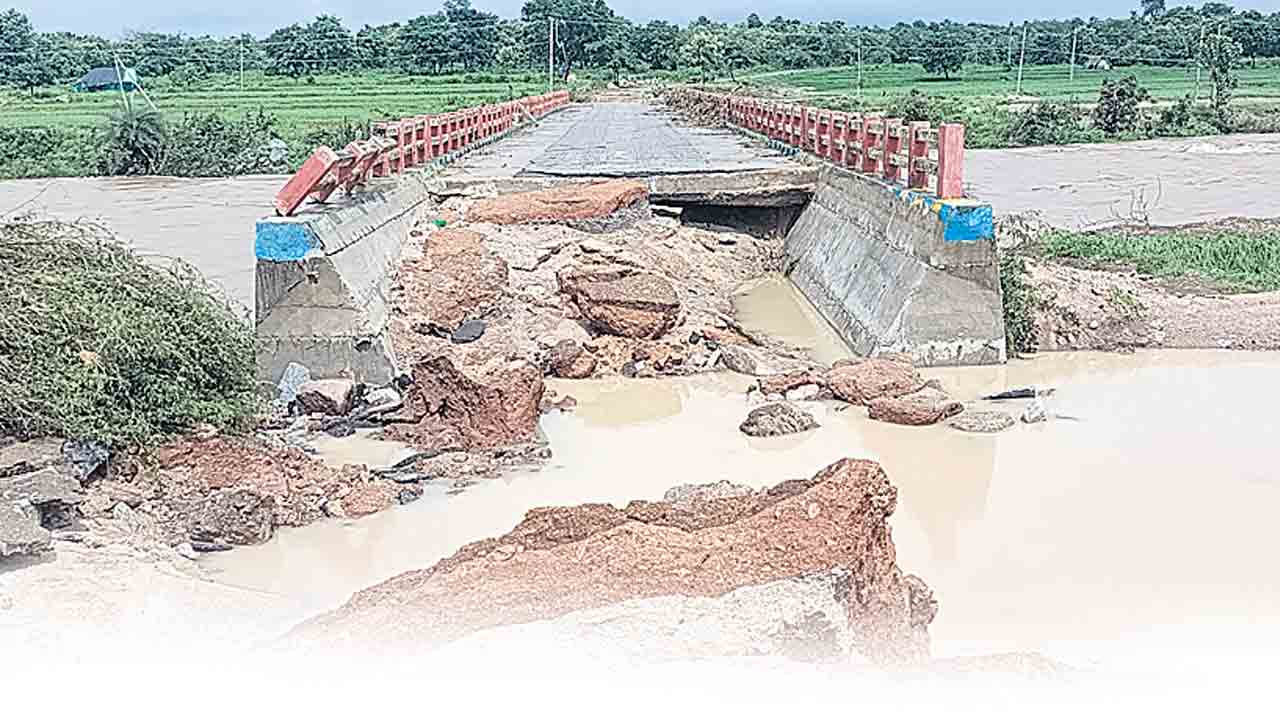 నరకప్రాయంగా రహదారులు..