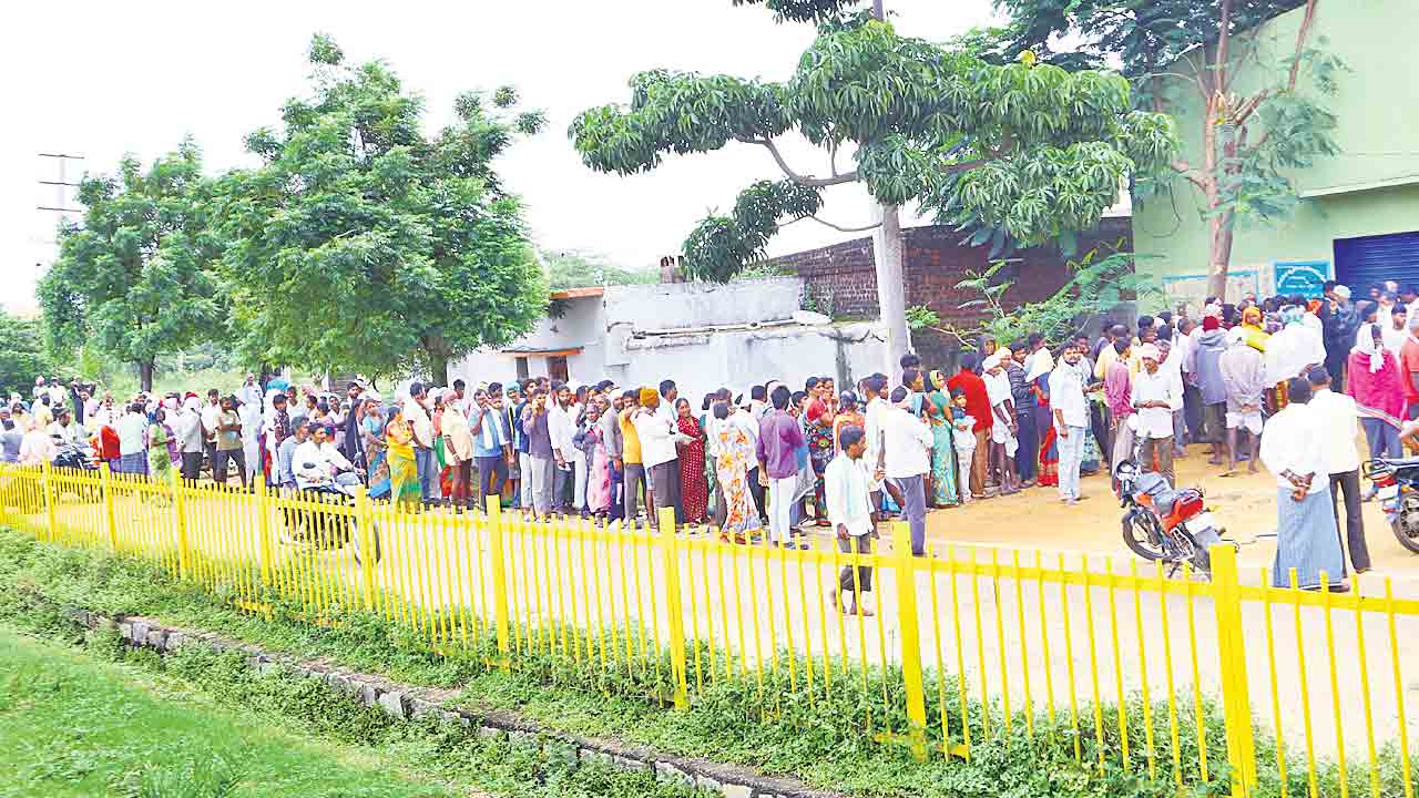 అర్ధరాతి నుంతి పడిగాపులు