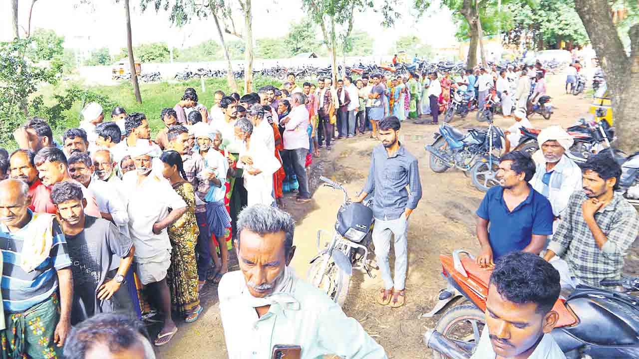 యూరియా కష్టాలు.. పొద్దంతా పడిగాపులు