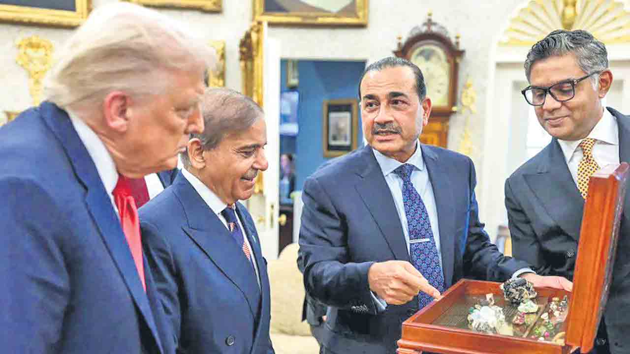 రాక్‌ షోతో పాక్‌ బుట్టలో ట్రంప్‌!