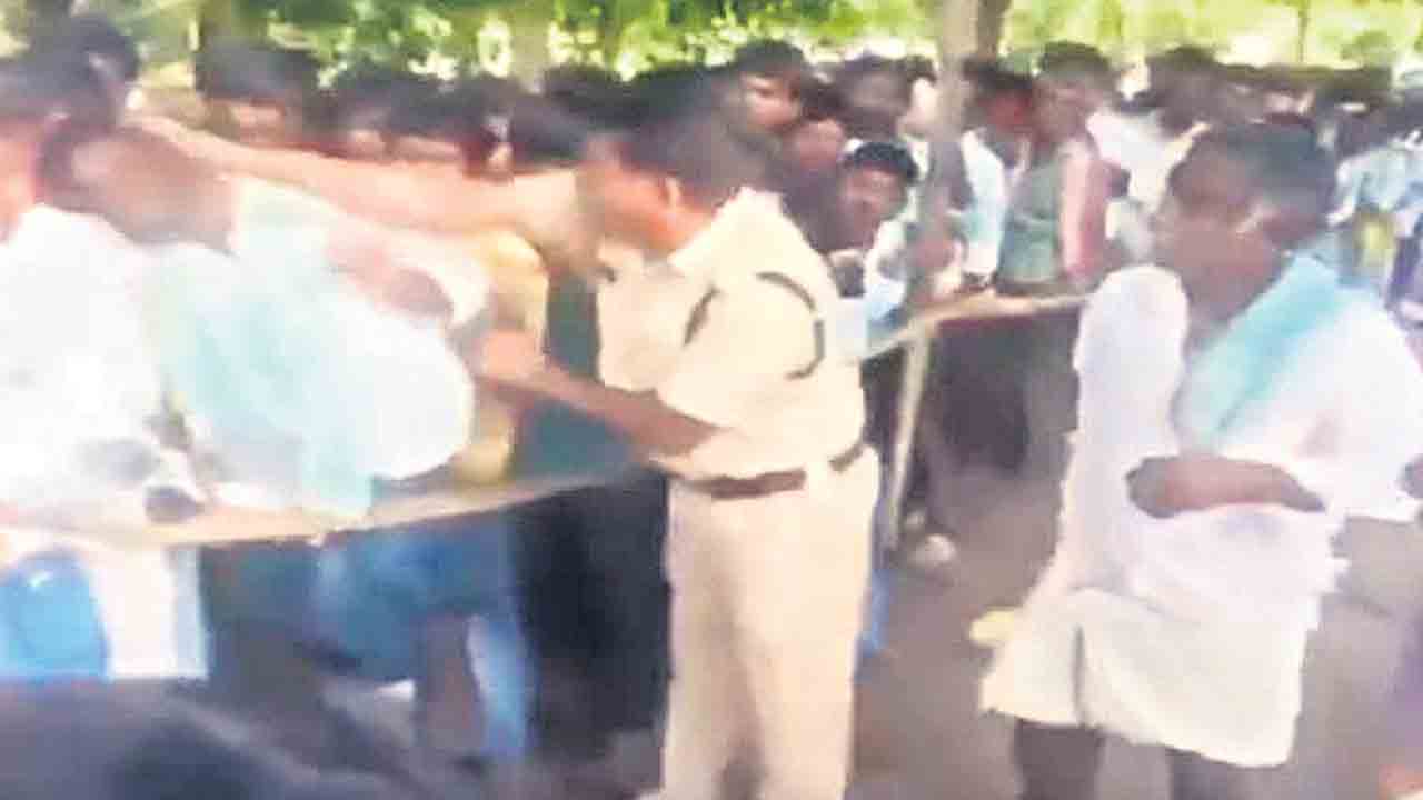 రైతుపై చేయిచేసుకున్న పోలీస్‌
