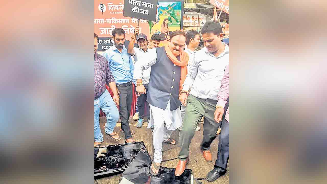 రక్తంతో చేతులు తడిచిన వారితో క్రికెట్‌ మ్యాచా?