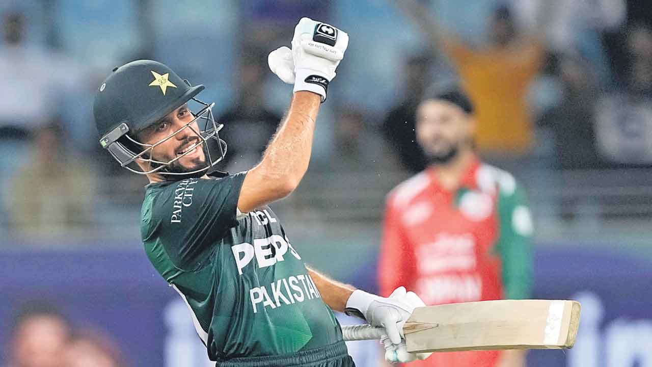 పాక్‌ శుభారంభం.. ఒమన్‌పై ఘన విజయం