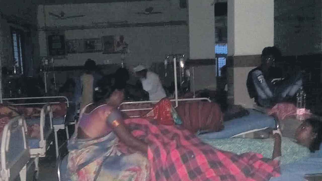 చీకట్లో రోగులు.. ఐదు గంటలపాటు కరెంటు సరఫరాలో అంతరాయం