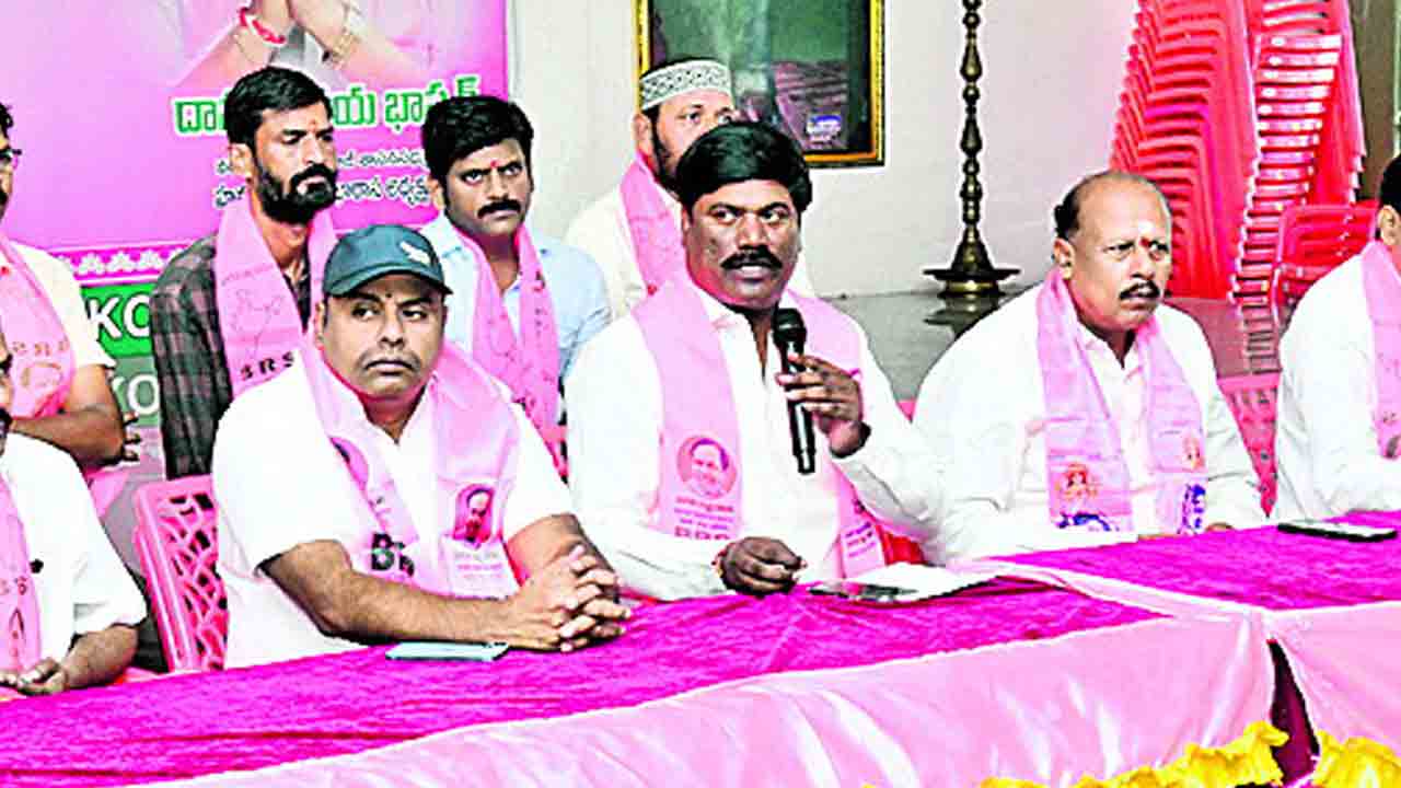 క్షమాపణ చెప్పినంకనే మేడారానికి సీఎం రావాలి