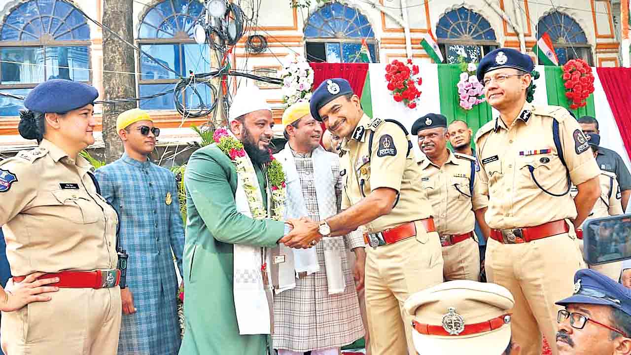 బందోబస్తు నడుమ మిలాద్‌ ఉన్‌ నబీ ఊరేగింపు