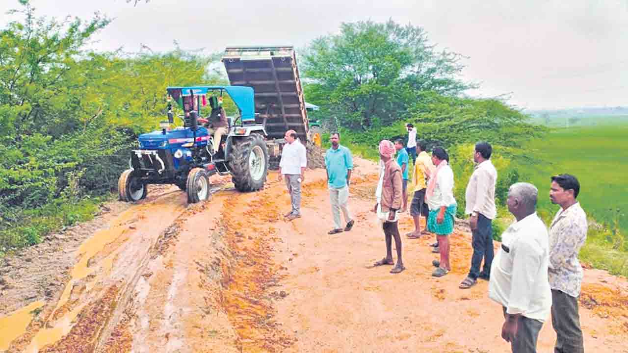 చందాలతో చెరువుకు మరమ్మతులు