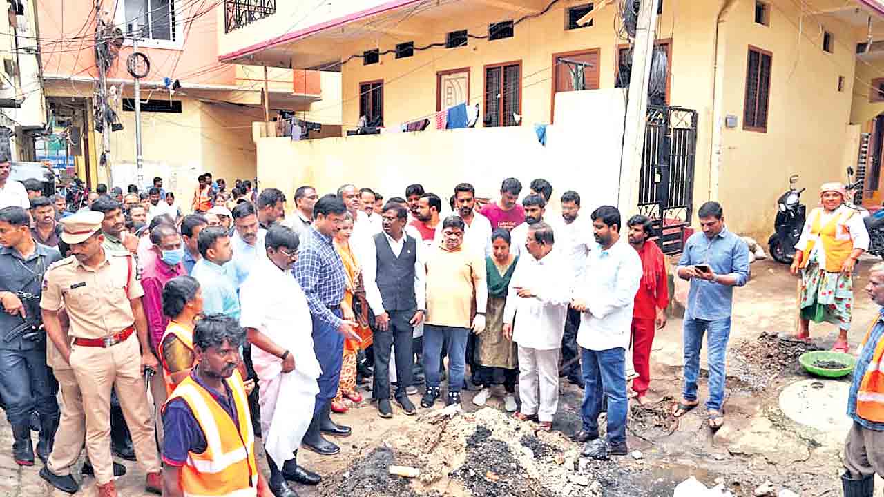 తీరిగ్గా వచ్చి.. పరిశీలించి..