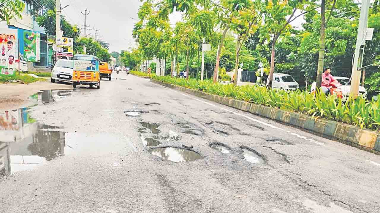 గుంతల రోడ్లతో తిప్పలు