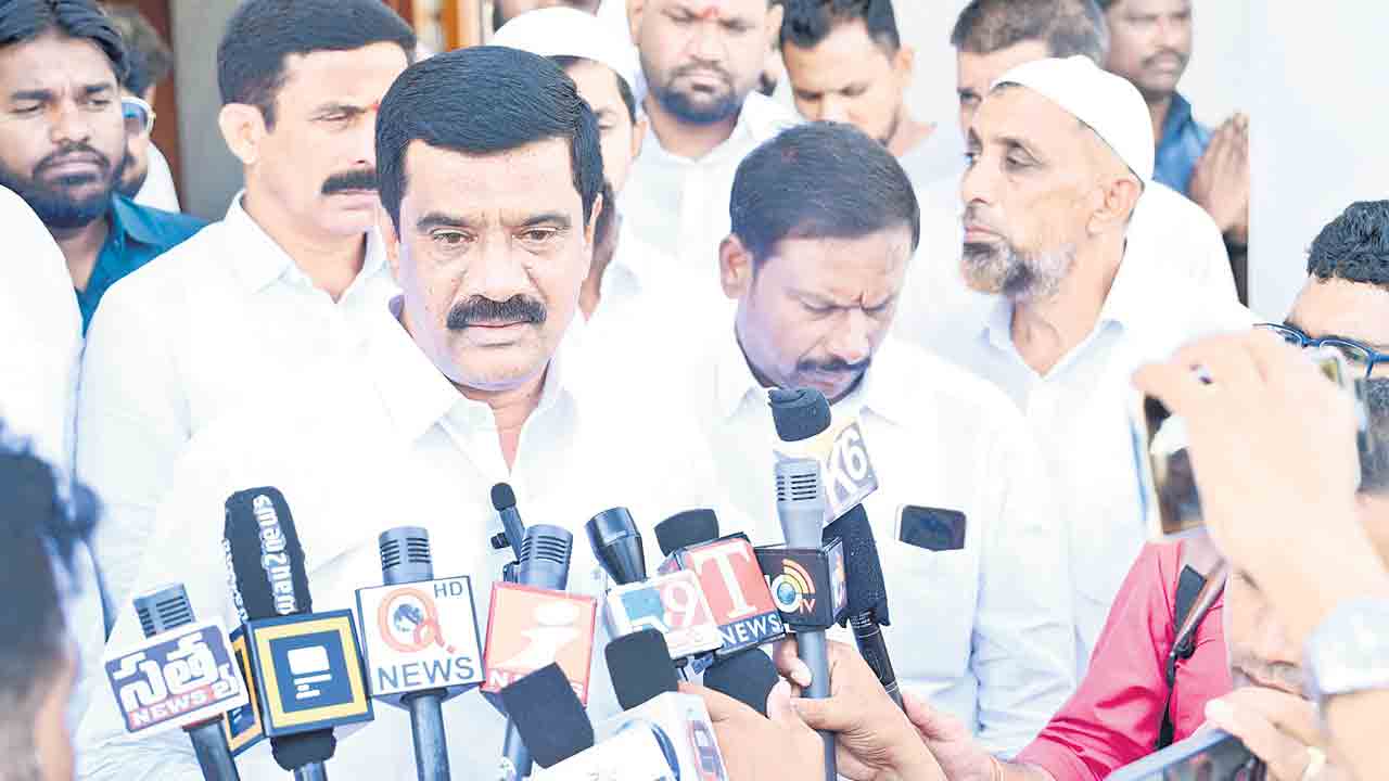 ఎంపీ అర్వింద్‌ ఎటుపోయిండు?.. రైతుల యూరియా కష్టాలు పట్టవా!