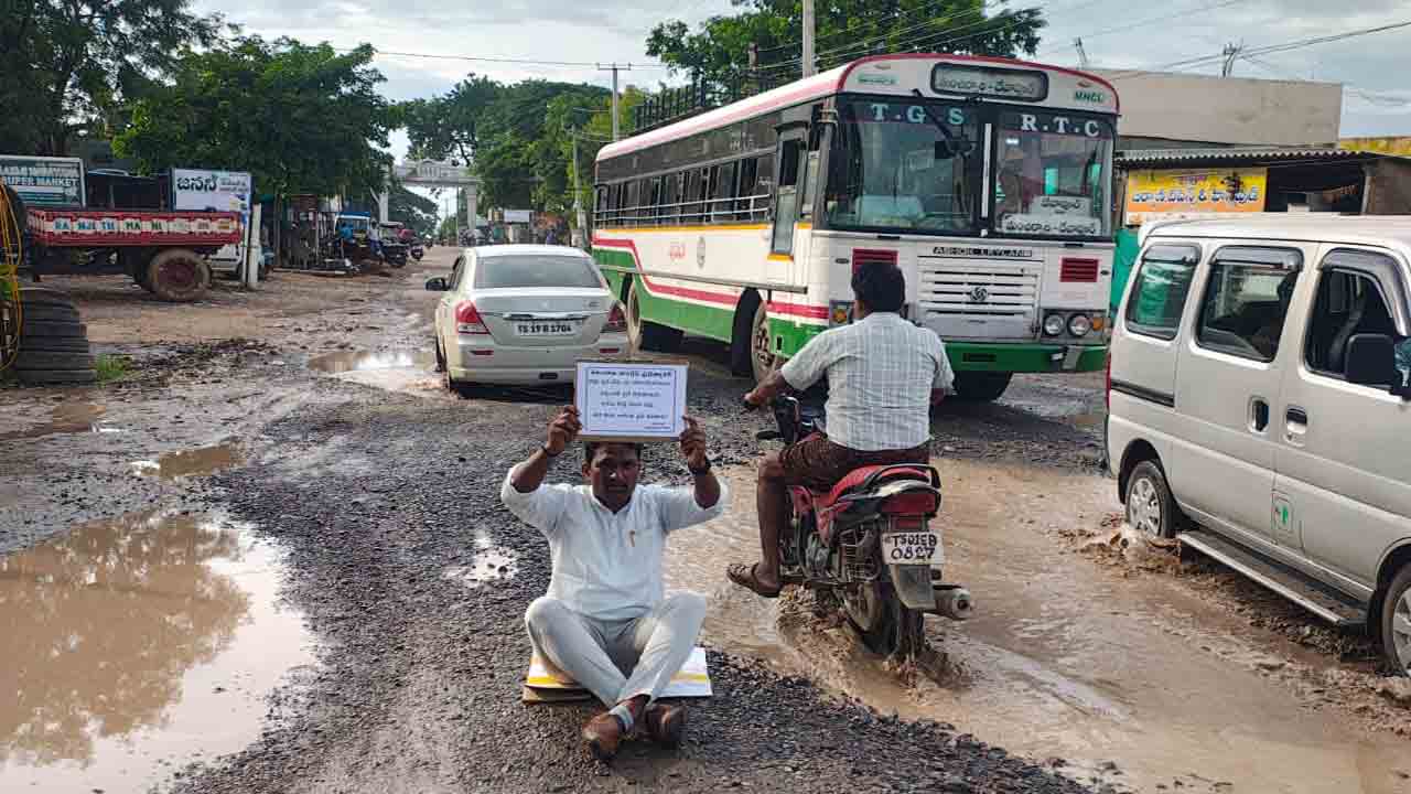 Dandora leader protest | బురద రోడ్డు పై బైటాయించి దండోరా నాయకుడు నిరసన