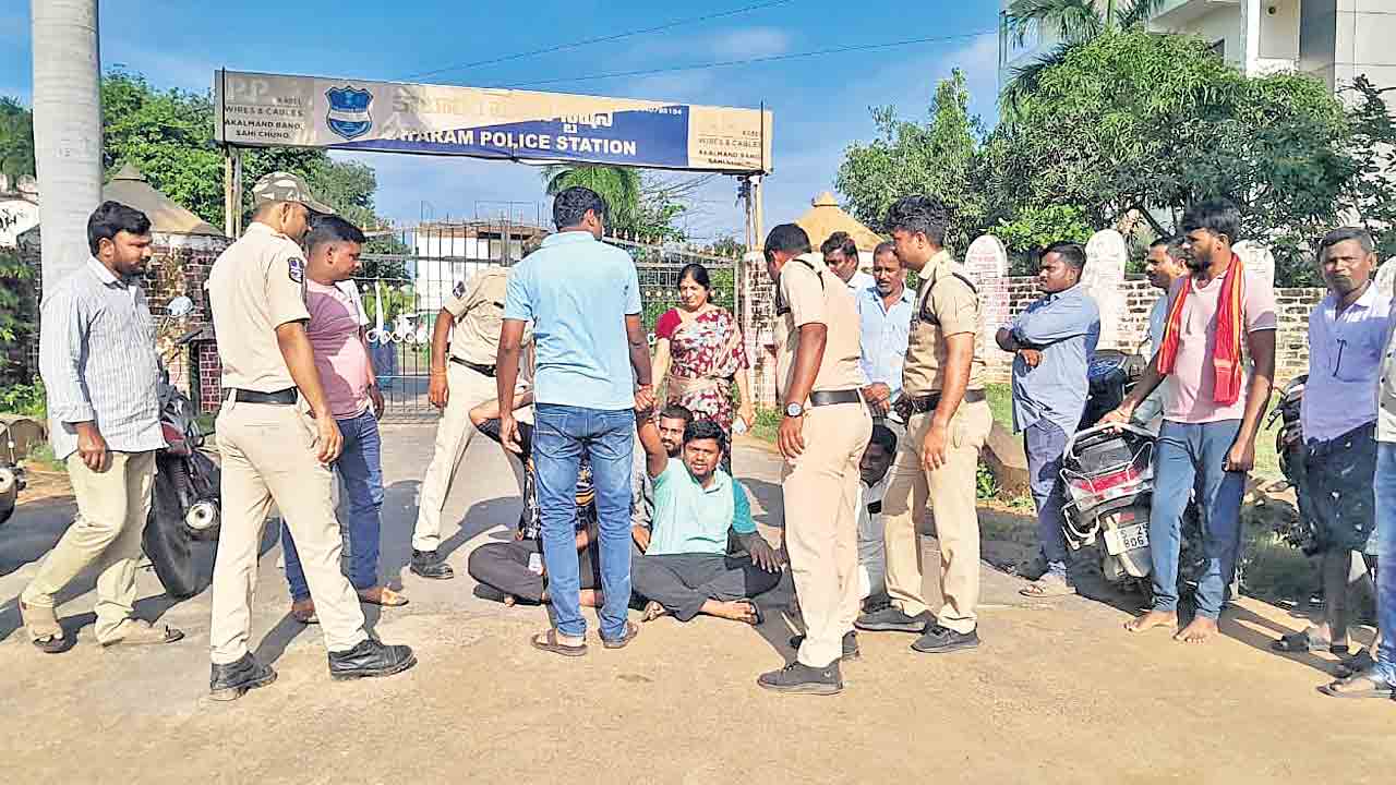 పోలీస్‌ స్టేషన్‌ ఎదుట బీఆర్‌ఎస్‌ ధర్నా