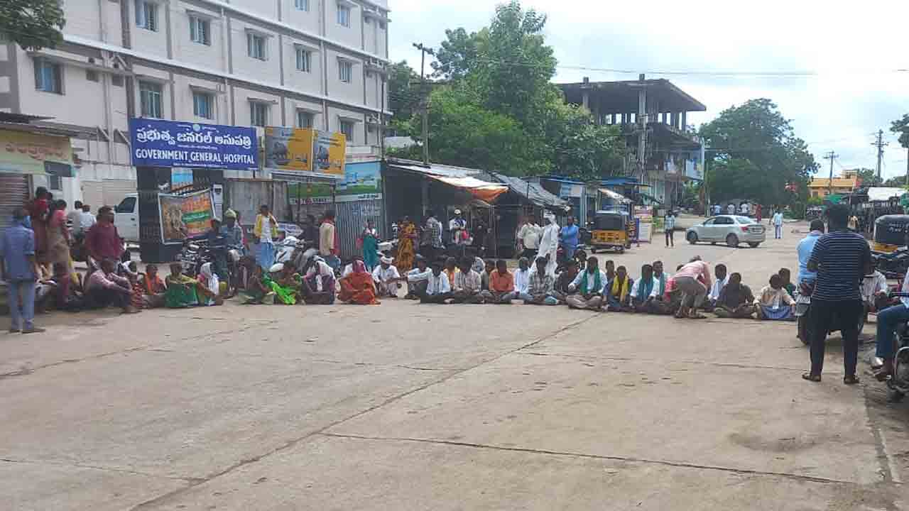 Tribal youth Died | చికిత్స పొందుతూ గిరిజన యువకుడు మృతి.. వైద్యుల నిర్లక్ష్యం వల్లే మృతి చెందాడని ఆసుపత్రి ఎదుట ఆందోళన