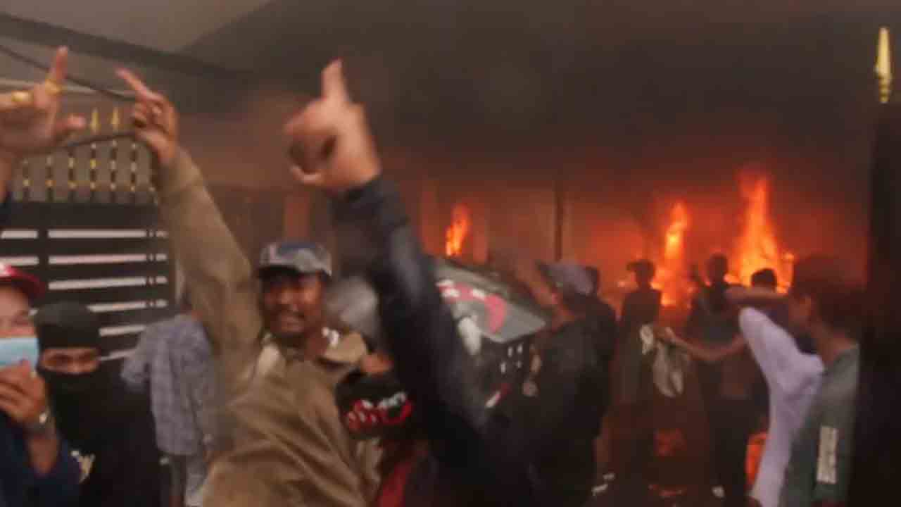 Nepal | అవినీతిపై కదంతొక్కిన నేపాల్‌ యువత.. ప్రధాని నివాసానికి నిప్పుపెట్టి డ్యాన్స్‌ చేస్తూ సంబరాలు.. VIDEO