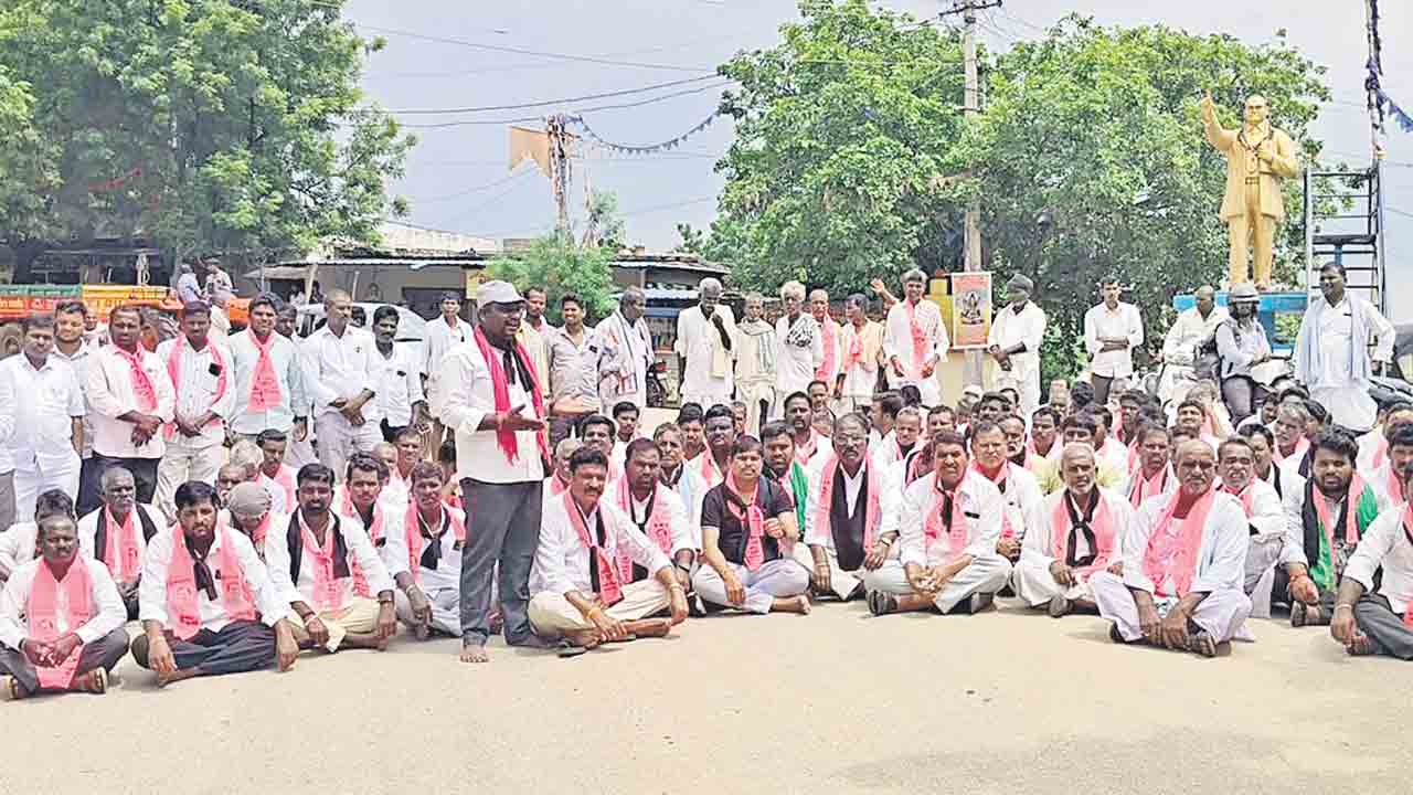 అటు పడిగాపులు..ఇటు నిరసనలు..