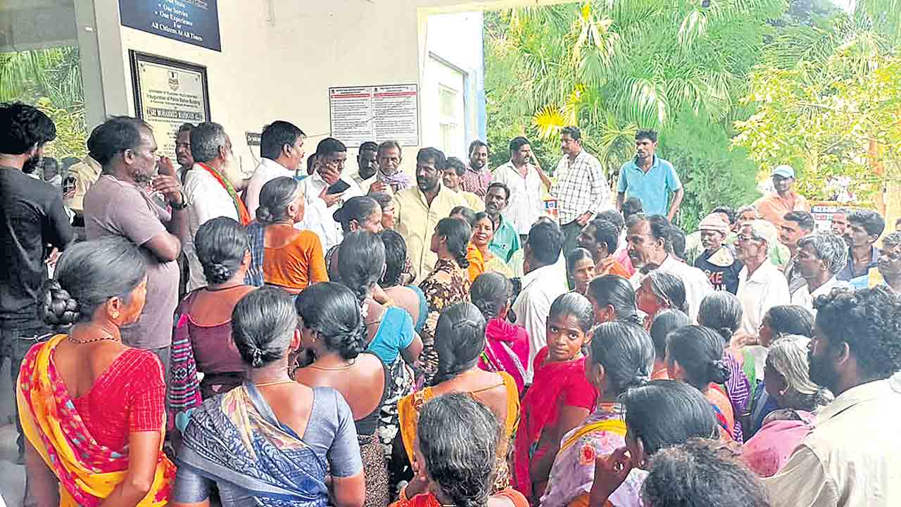 విసుగు చెంది.. ఆందోళన చేపట్టి