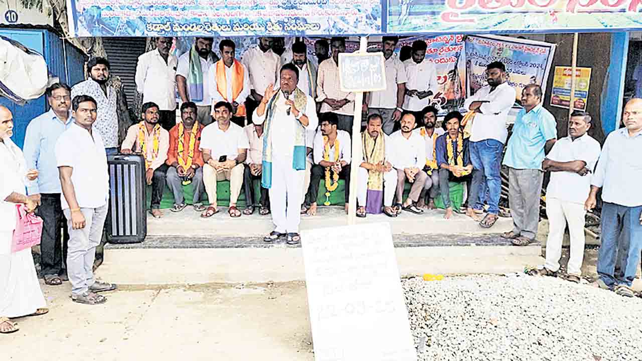 ఈ సర్కార్‌ రైతులను ఆగం చేస్తున్నది