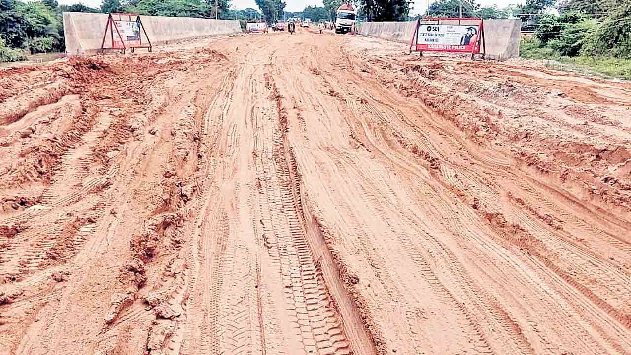 నడిరోడ్డుపై నరకయాతన